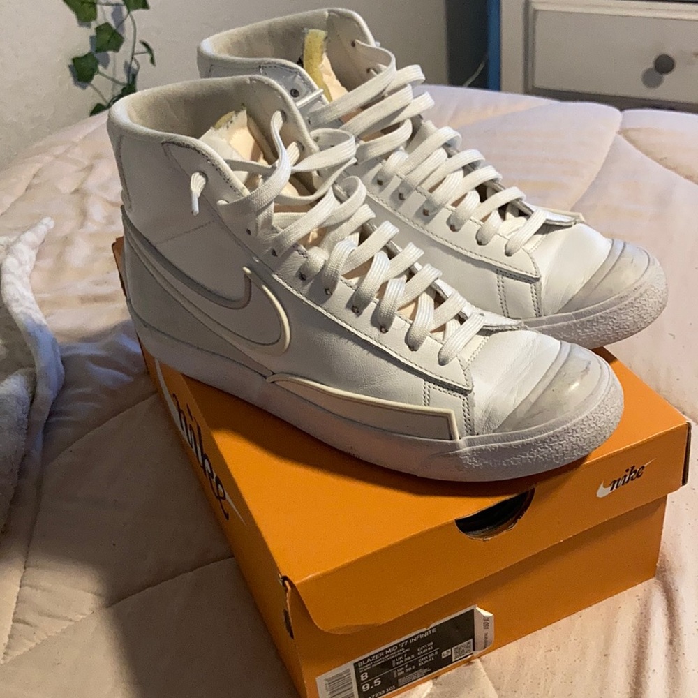 blazer mid '77 infinite size 8 in men's it is a little creased they are worn